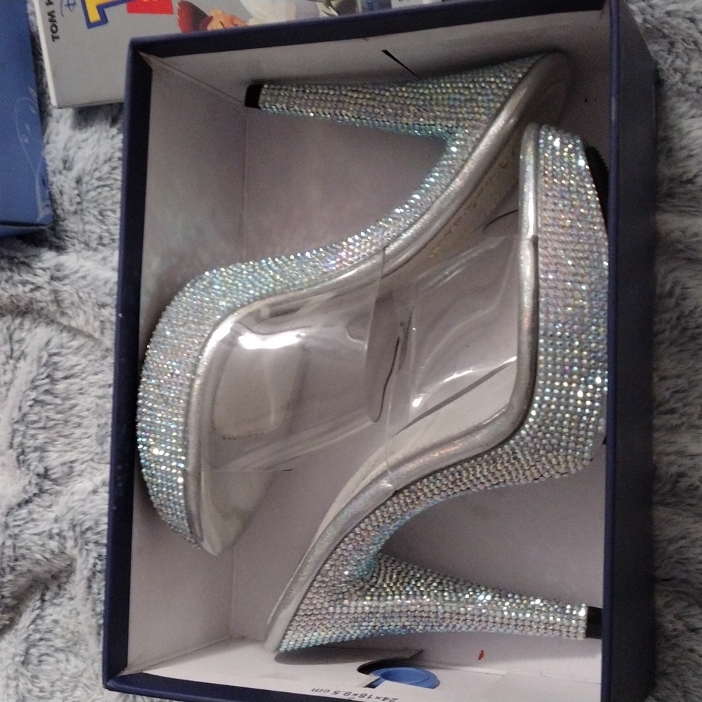 Fabulicious beautiful Rhinestone heels